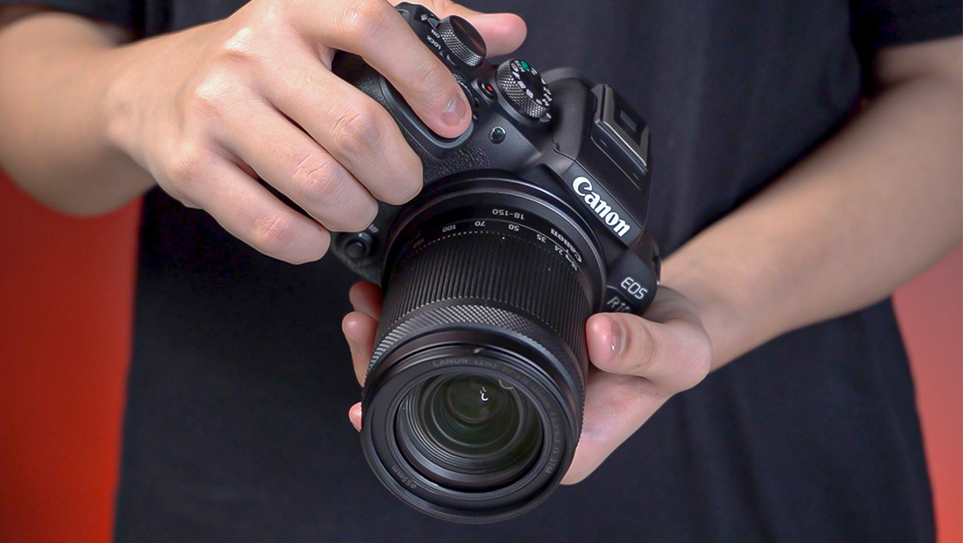 Bodi Canon EOS R10 yang pas di tangan
