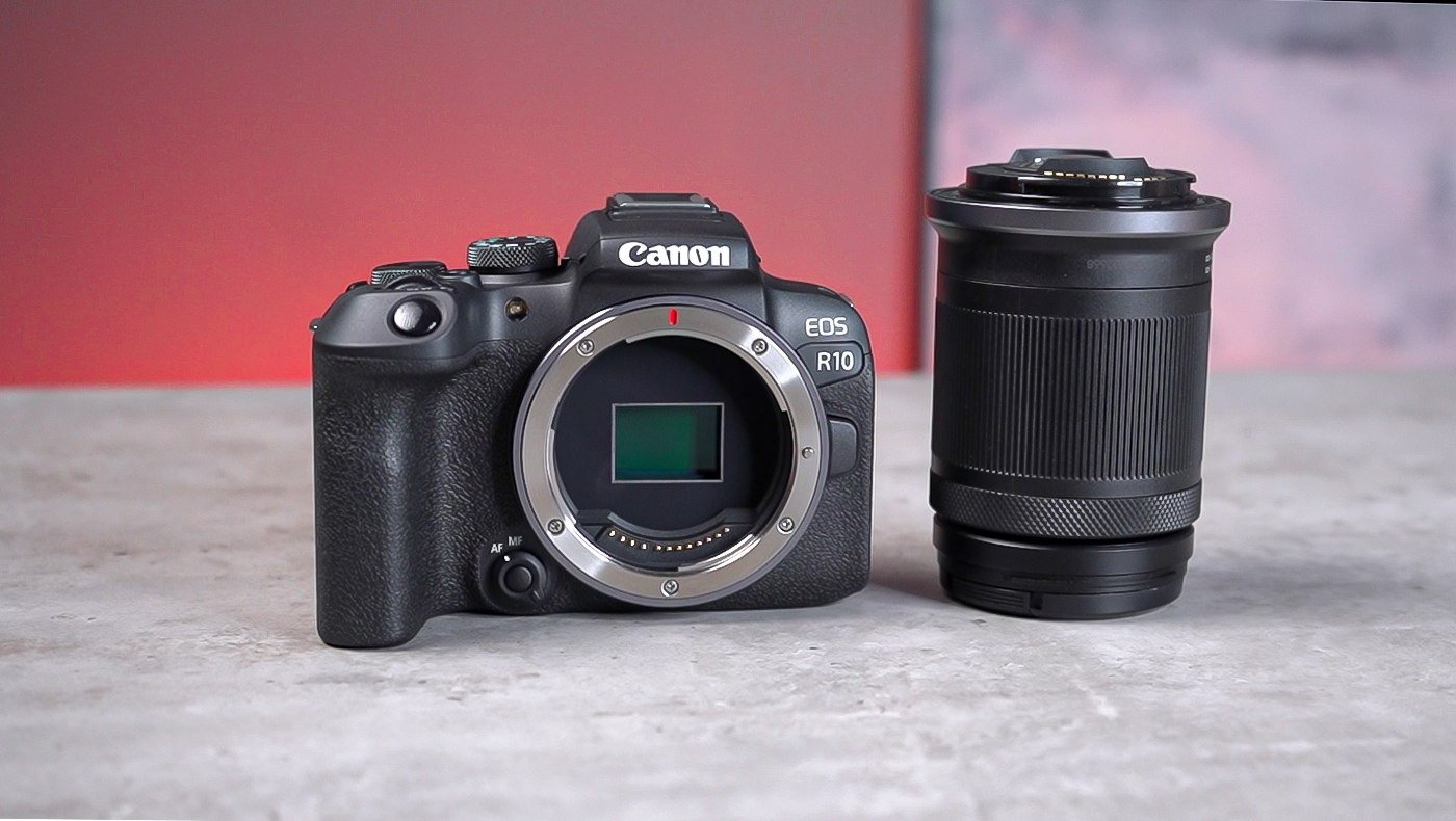 Bodi kamera Canon EOS R10 dengan lensa kit 18-150mm