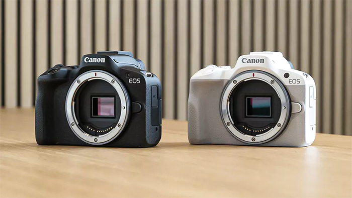 Canon EOS R50 datang dalam 2 varian warna yang berbeda